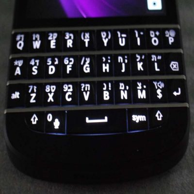 חריטת עברית על blackberry Q10