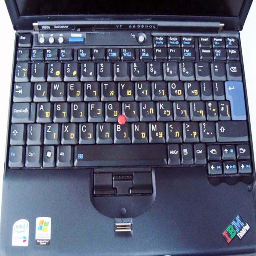 חריטת עברית בצהוב על מקלדת מחשב נייד