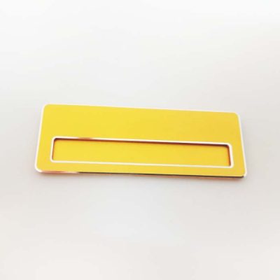 תג שם מתכתי מוזהב עם אפשרות החלפת שם