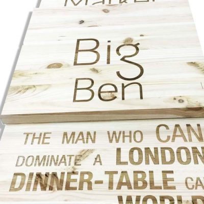 חריטת לייזר על גוש עץ