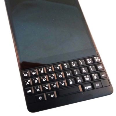 חריטת עברית על blackberry Key2